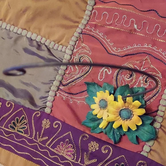 Bee hive with flowery holder - Picture 7 of 9